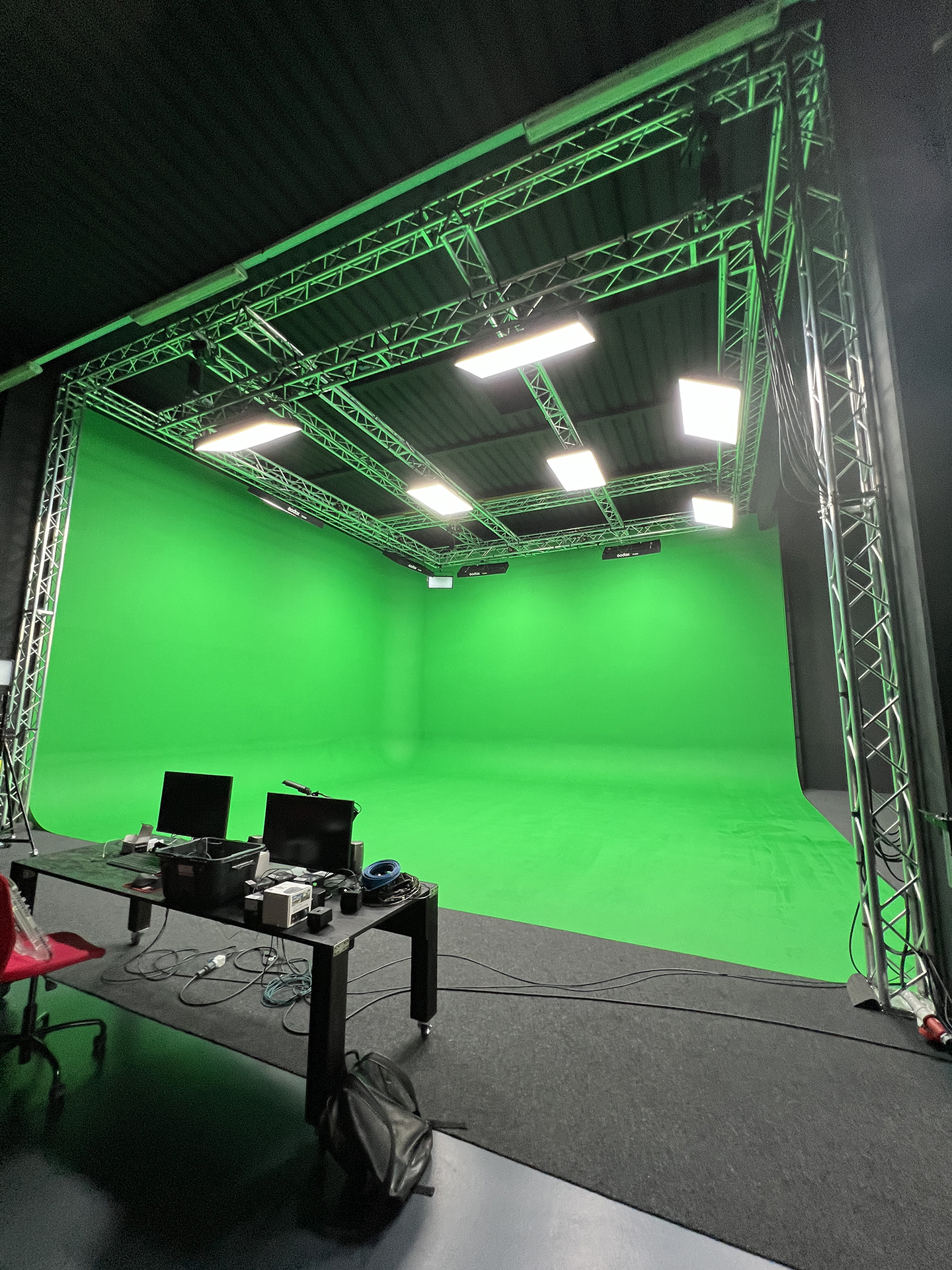 Limbo green screen di 6,5 m. di altezza, forma angolare di lato 10x10,5 m. espandibile a 25x10 m.